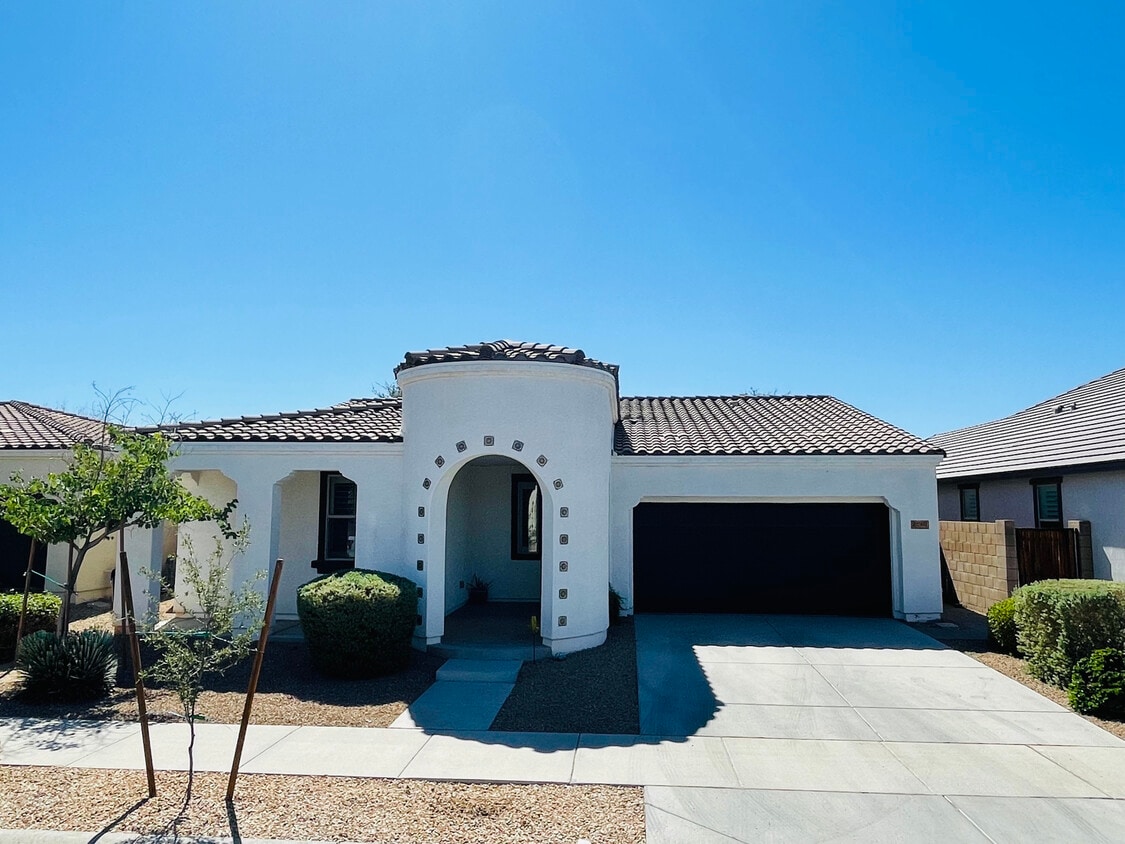 Primary Photo - 22507 E Creosote Dr