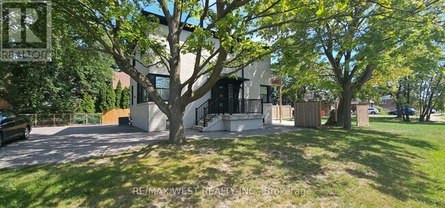 Building Photo - 4229 Bloor St W