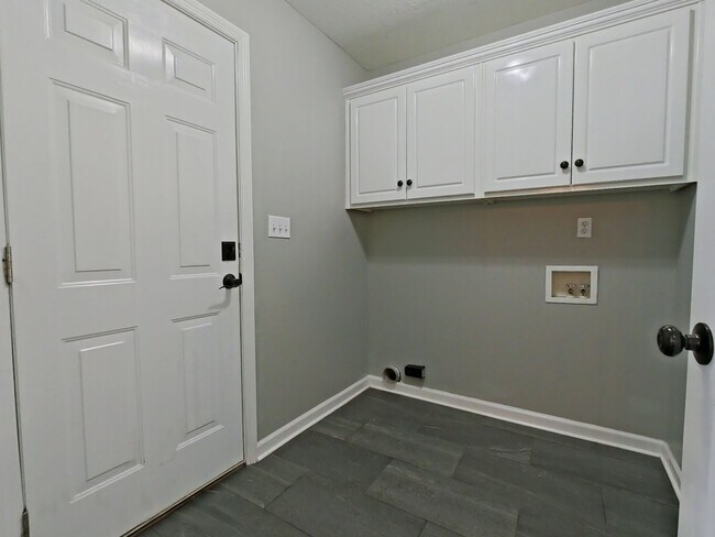 Building Photo - Large Ranch Home in Farmington Subdivision...
