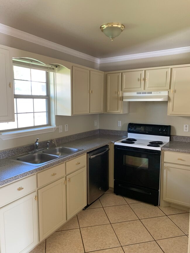 Building Photo - 121 Ramon Cardenas Dr