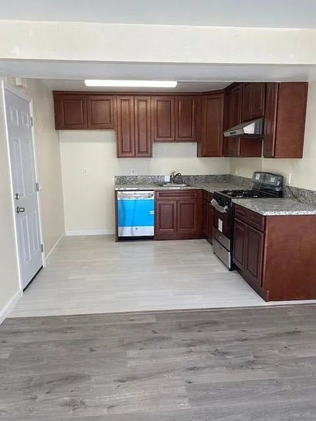 Foto del edificio - 4904 Summerwood Cir