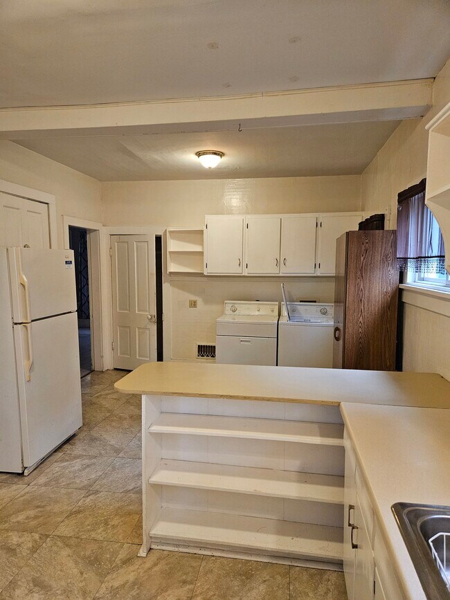 Kitchen - 301 N Division St