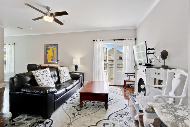 Apt A Livingroom - 907 N Galvez St