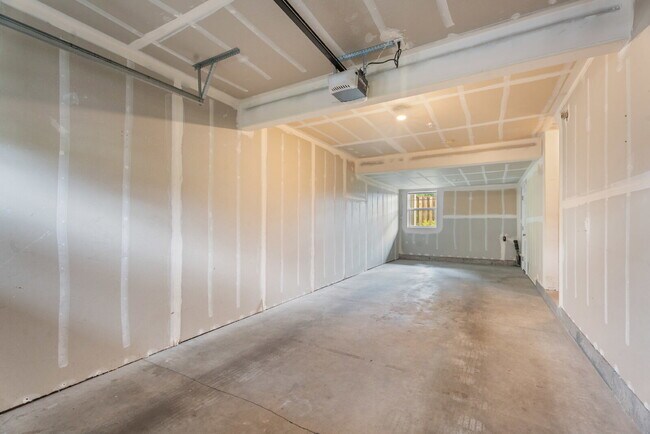 Foto del edificio - Spacious 3-Level Townhome for Rent in Prime Location