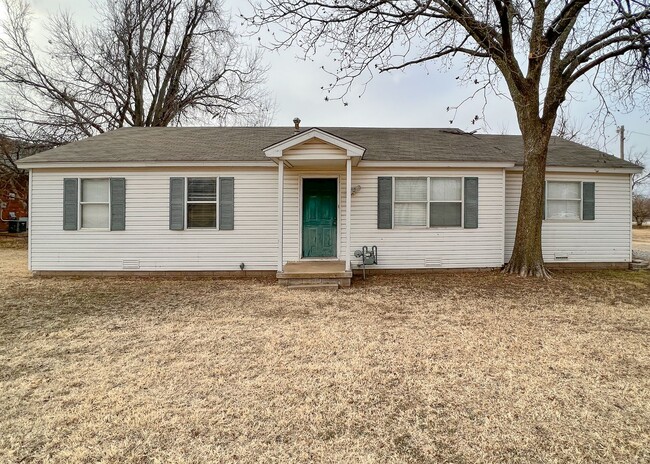 $500 OFF FIRST MONTHS RENT | 2.5 ACRE LOT!... - $500 OFF FIRST MONTHS RENT | 2.5 ACRE LOT!... House