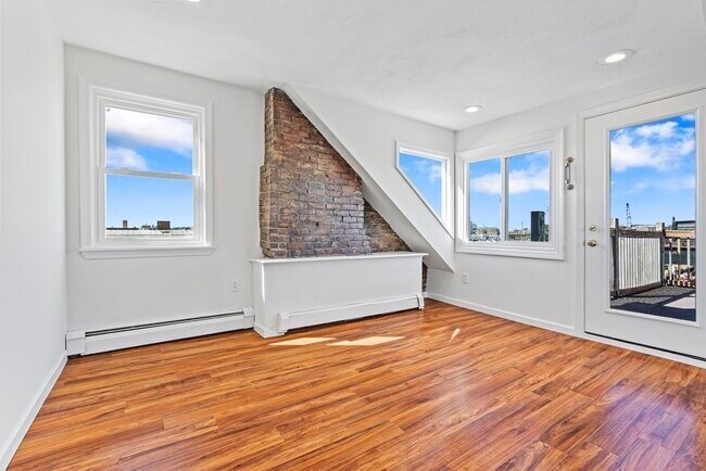 Building Photo - 396 Meridian St