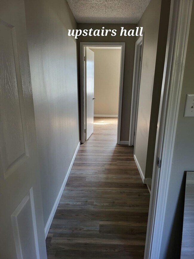 Foto del edificio - 2-Bed 1.5-Bath Townhome Available Soon!