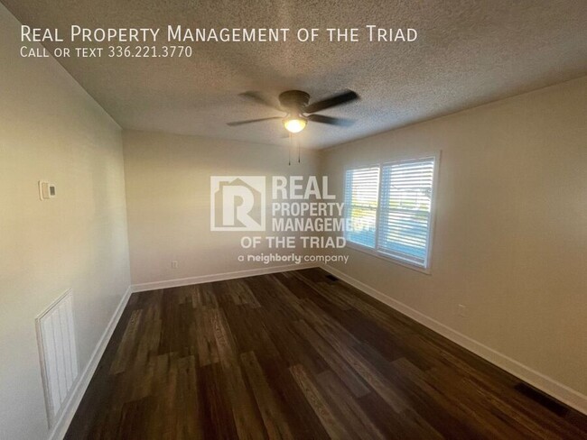 Foto del edificio - *Move In Special* Stylish 2Bd/1Ba Duplex U...