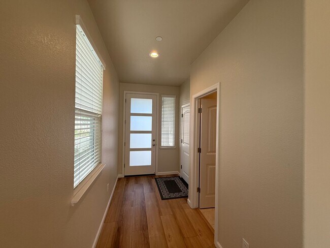 Foto del edificio - Two story home in north Turlock built in 2...