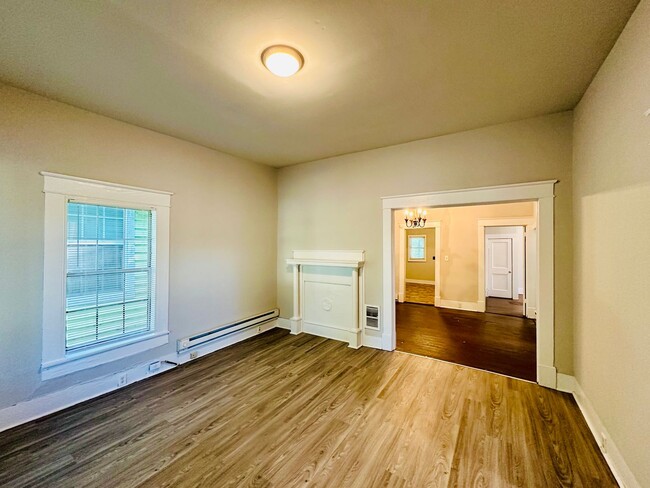 Building Photo - DOWNTOWN - 2 Bedroom - Big House! MOVE IN ...