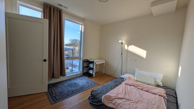 Foto del edificio - Bright, Luxurious 3-Bed, 2.5 Bath Brookline Apartment Near the T