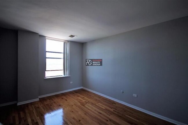 Building Photo - 1 bedroom in CHICAGO IL 60640