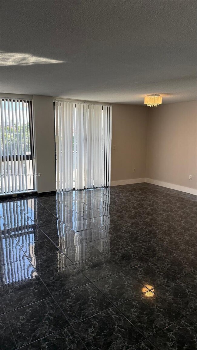 Foto del edificio - 9800 W Bay Harbor Dr