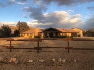 Foto principal - DESERT KNOLLS 3 BEDROOM HOME WITH LARGE RV...