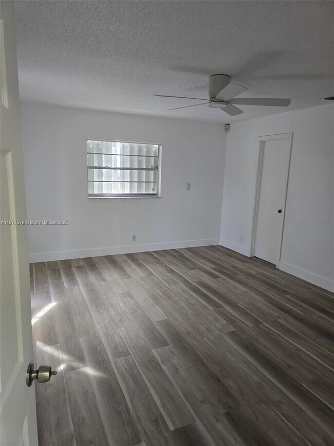 Foto del edificio - 9165 SW 18th St
