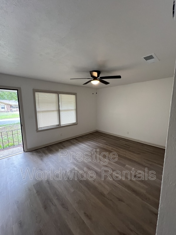 Building Photo - 2104 Wellborn Dr