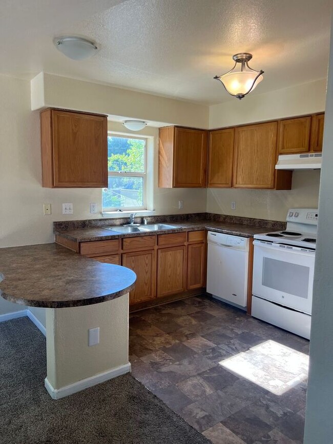 Building Photo - Charming Two Bedroom Apartment in the Hear...
