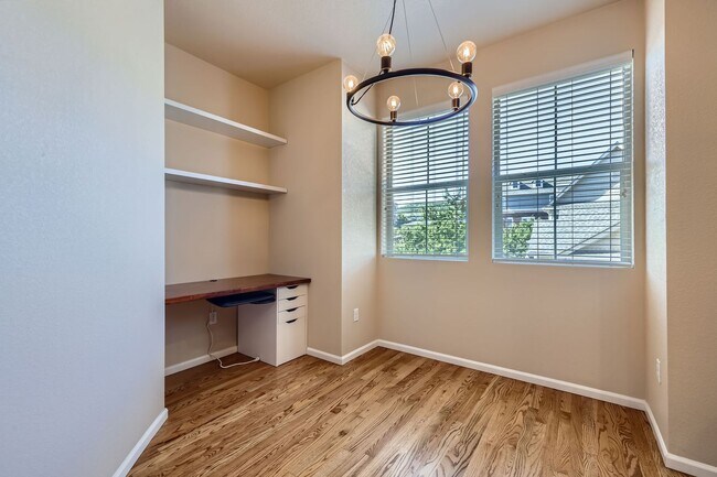 Foto del edificio - Evolve Real Estate: Available Immediately!...