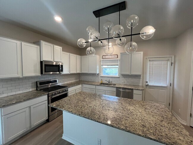 Foto del edificio - Spacious 4-Bedroom, 3-Bath Two-Story Home, 2,702 Sq Ft with Office & Covered Patio