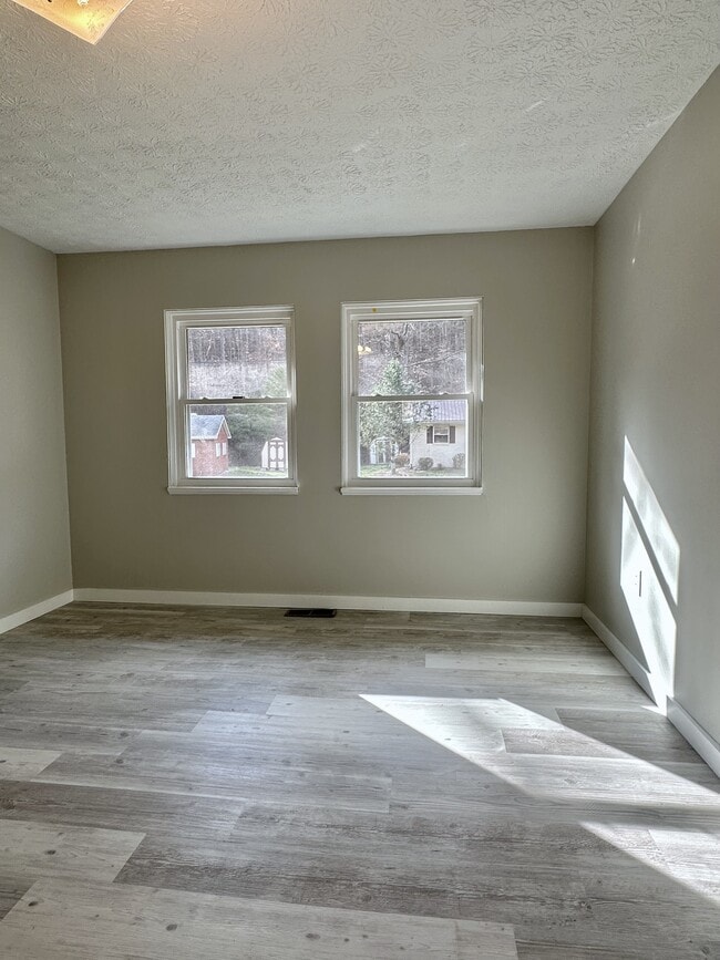 Building Photo - 230 Pleasant Valley