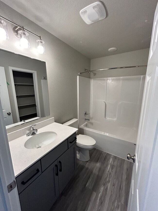 Foto del edificio - Exquisite 3-Bedroom Home with Modern Elegance and a Great Location!!