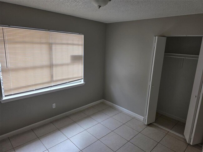 Foto del edificio - 5526 Farley Dr