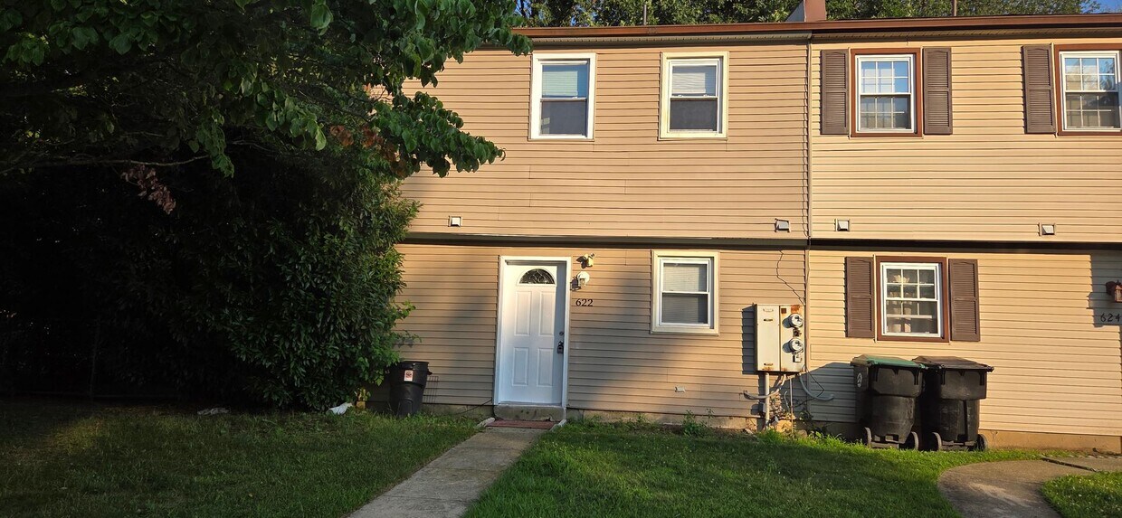 Foto principal - Spacious 3 Bedroom 1.5 Bath Townhome for RENT