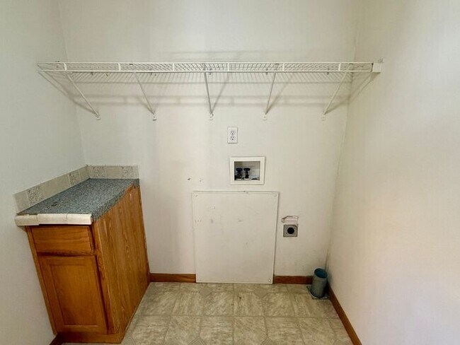 Foto del edificio - 3 Bed 2 Bath Duplex in Milliken with Overs...