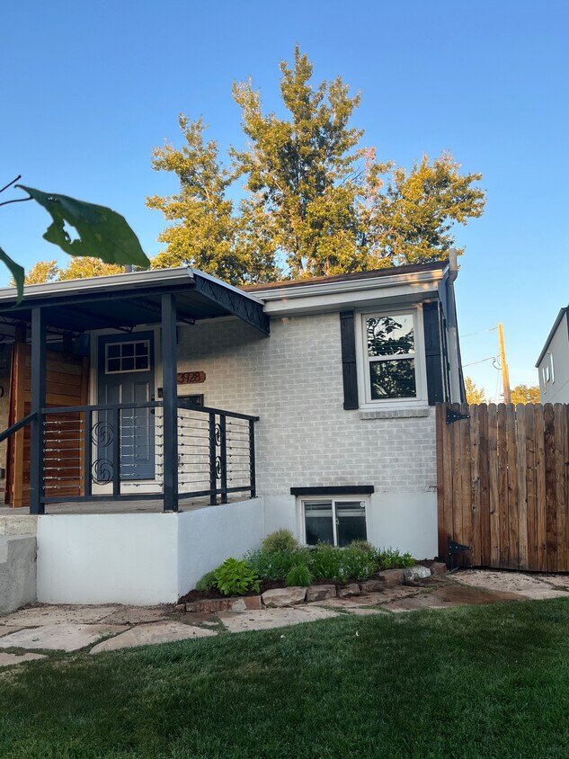 Primary Photo - Charming 2 Bed/2 Bath Sunnyside Home