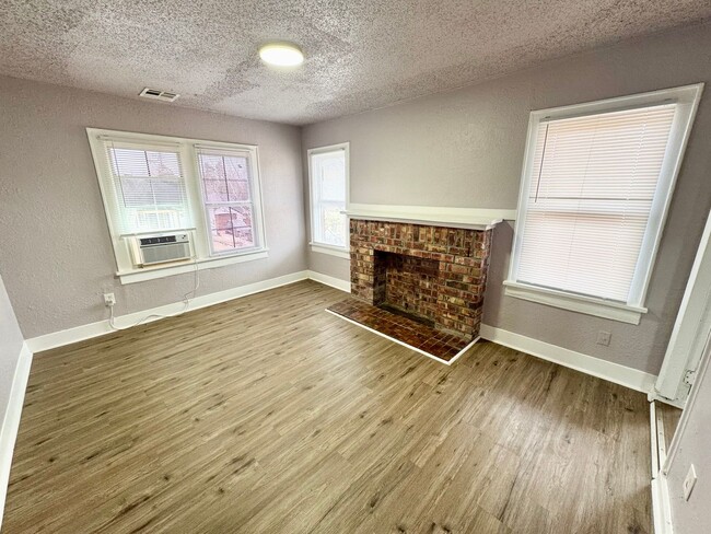 Building Photo - 1 Bed / 1 Bath Close to the Plaza