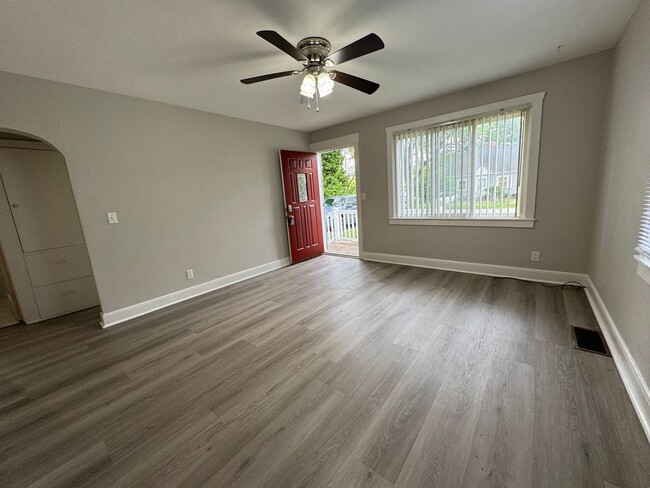 Building Photo - The Ultimate Floor-ty: 3 Bed/1.5 Bath Home...