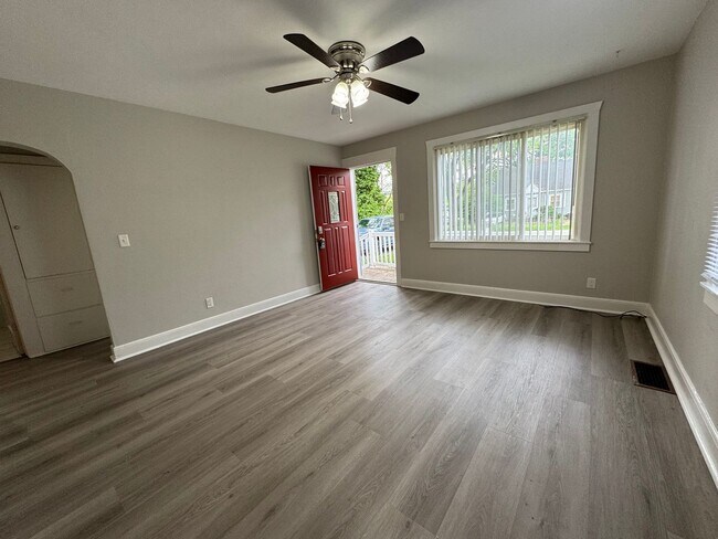 Foto del edificio - The Ultimate Floor-ty: 3 Bed/1.5 Bath Home...