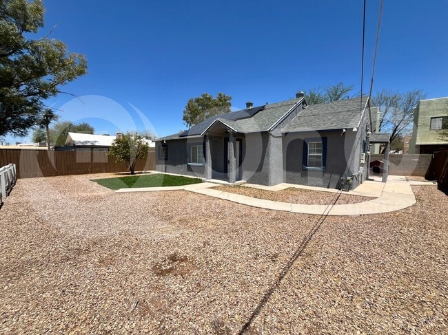 Building Photo - 3725 E Flower St