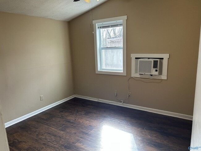 Foto del edificio - 1422 Humes Ave NE