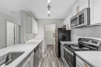 Building Photo - Avana Lake Lynn