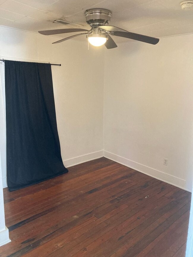 Building Photo - Walking Distance from Campus and Downtown ...