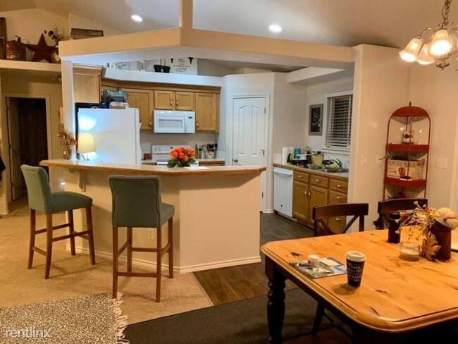 Foto del edificio - 4 br, 3 bath House - 525 W. Palmer Dr.