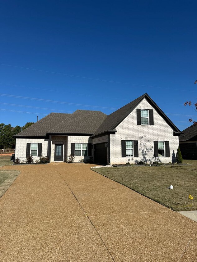 Foto principal - 4 Bedroom/ 2 Bath in Pinewood Subdivision-...