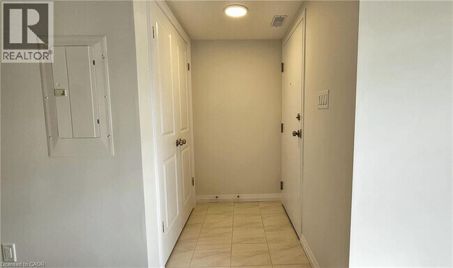 Building Photo - 410 Northfield Dr W