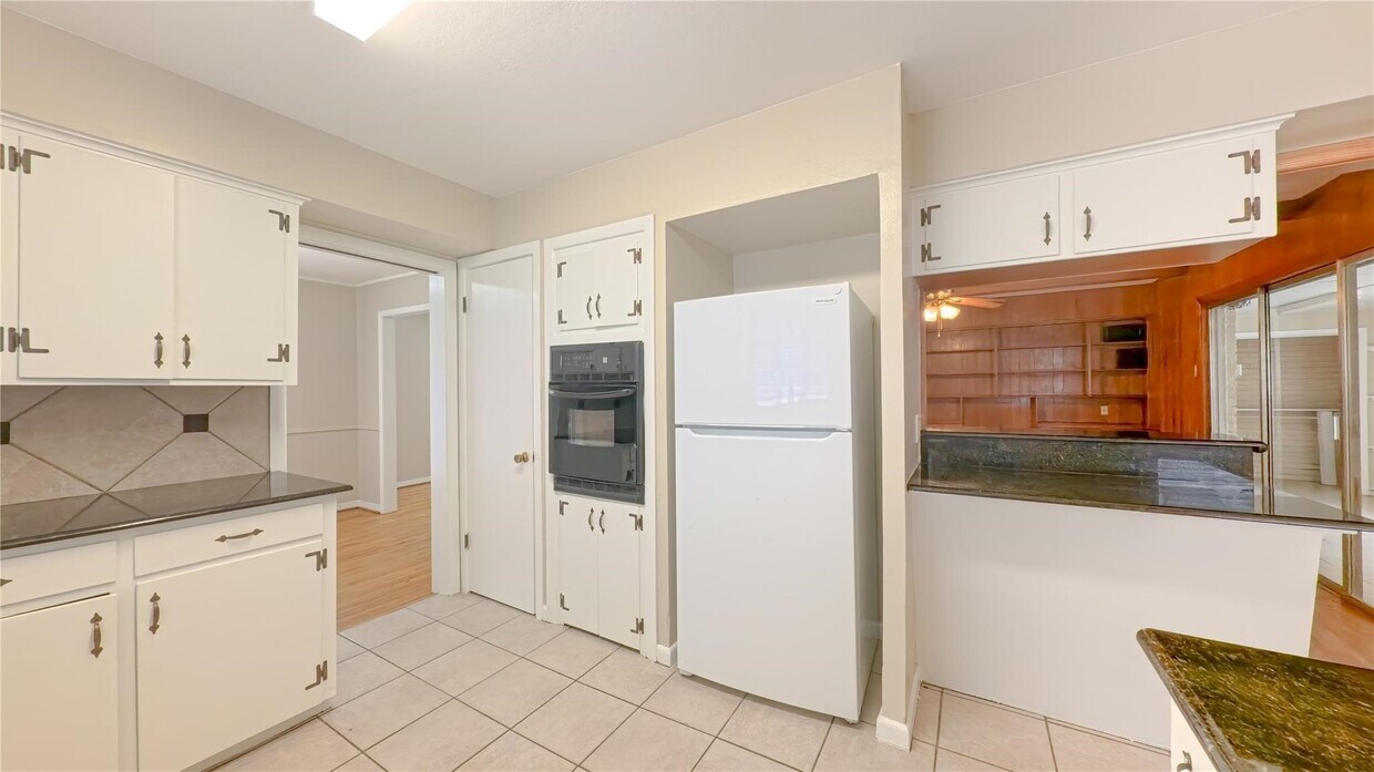 Foto del edificio - 3727 Woodvalley Dr