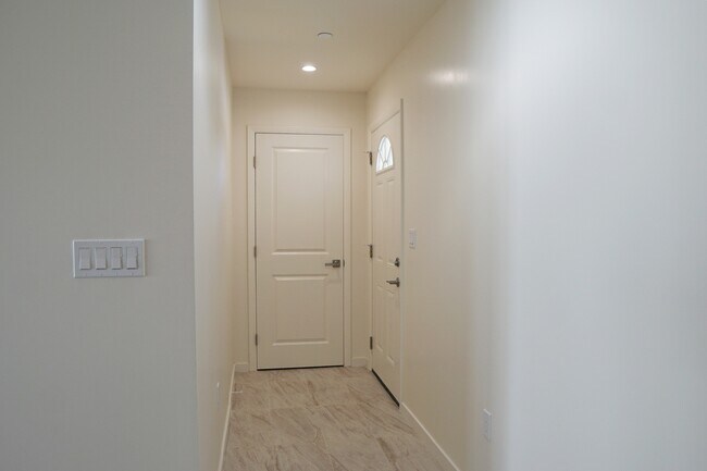 Building Photo - 517 S Mountain View Dr