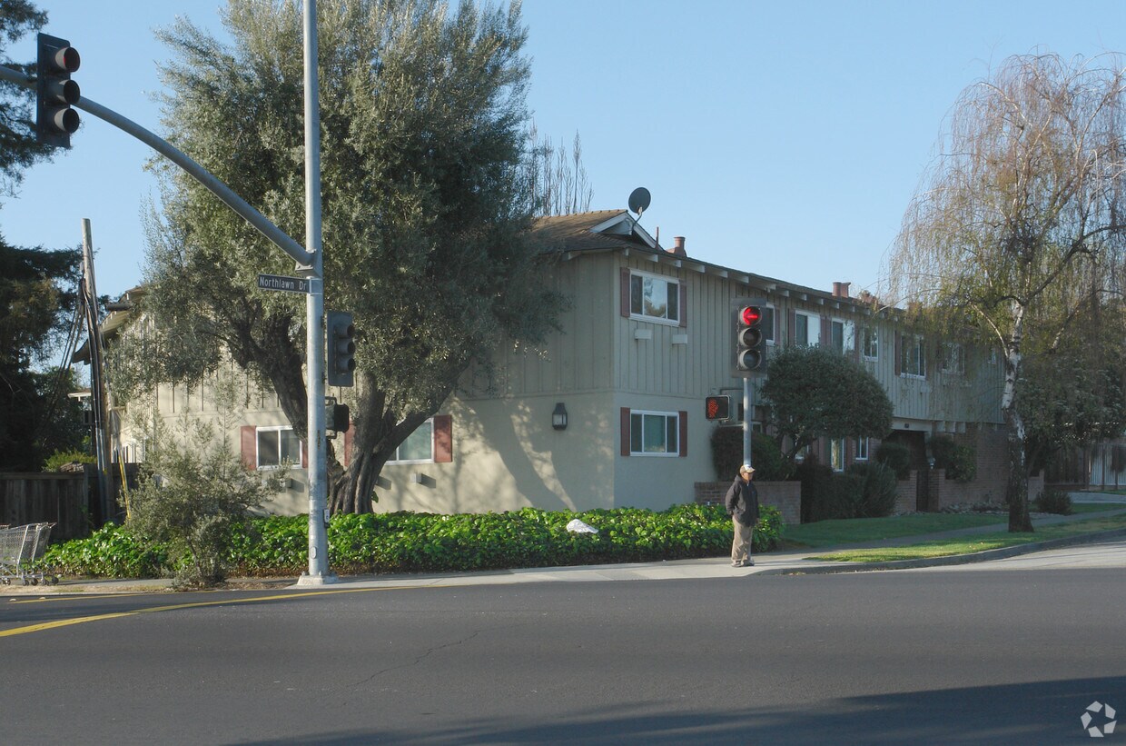 Foto del edificio - 4860 Northlawn Dr