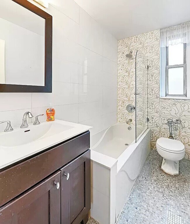 Building Photo - 35 W 81st St