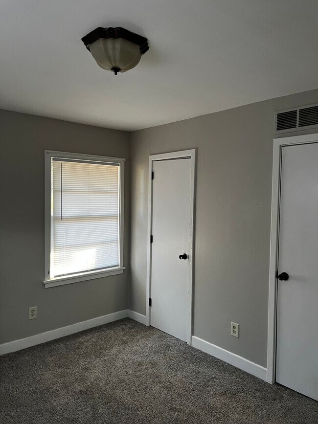 Building Photo - 3 Bed 1 bath Airpark Area