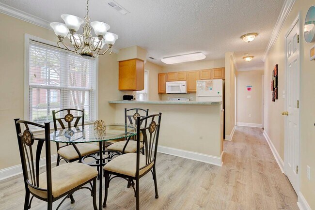 Foto del edificio - Pet-Friendly Winter Rental - 2 Bedroom Townhouse - Walk to Beach -  Available November 1, 2025 th...