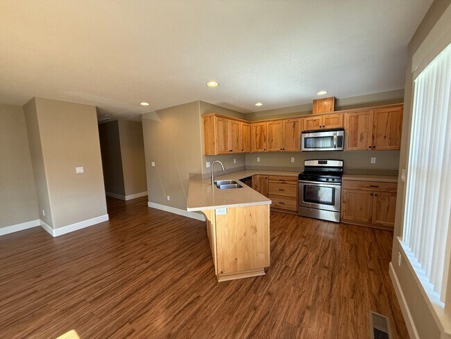 Building Photo - Beautiful 3 bed, 2 bath Hillsboro Home! Cl...