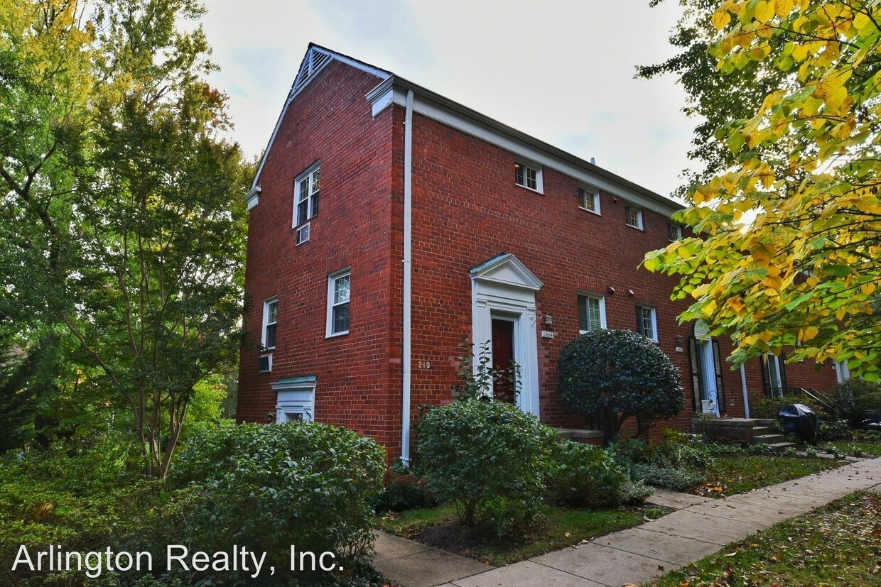 Primary Photo - 1909 N Quaker Ln