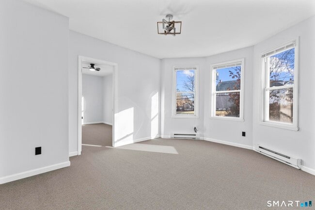 Building Photo - 1380 Bank St