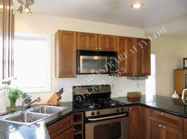 Building Photo - Updated 3 Bed 1 Bath Home Minutes From the...