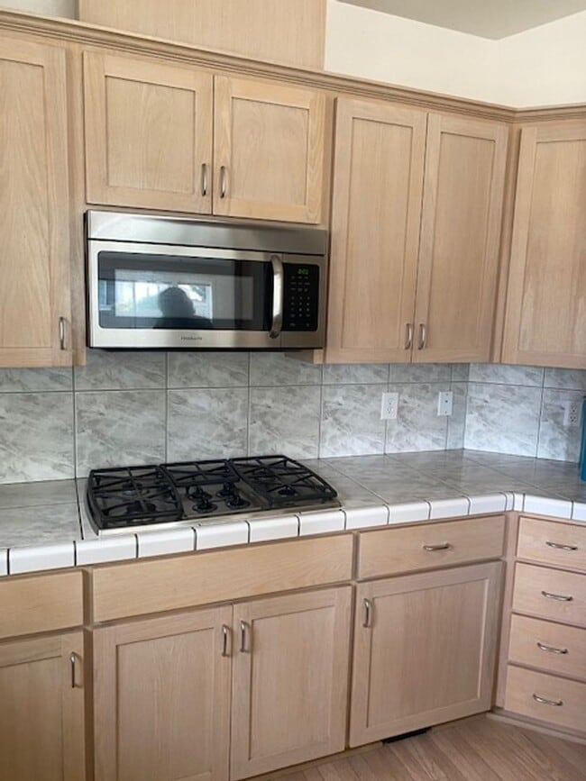 Foto del edificio - NEW TO MARKET, 3 BEDROOM EAST MEDFORD HOME